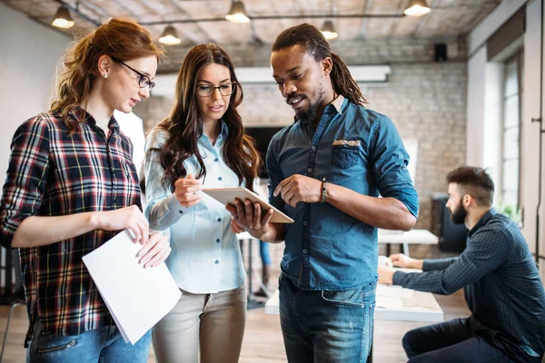 Porträtt Unga Arkitekter Med Diskussion Office — Stockfoto