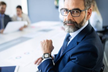 Ofiste çalışan finansal danışman bir iş adamı..