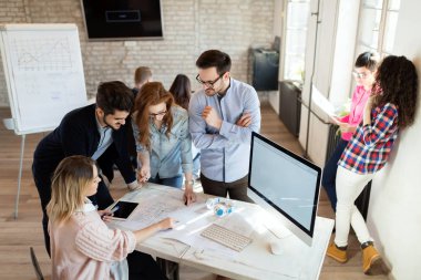 Startupteamwork beyin fırtınası toplantı kavramı. Proje üzerinde birlikte çalışan kişiler