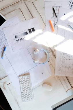 Üzerinde mavi baskı ve çizim olan tabletin üst görünümü. Gayrimenkul işi geçmişi kavramsal