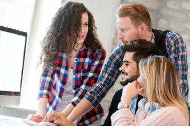 Modern toplantı odasında etmek ve iş kişi konferans