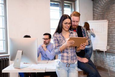 Grup genç Mimarlar dijital tablet kullanma office