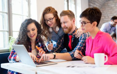 Startupteamwork beyin fırtınası toplantı kavramı. Proje üzerinde birlikte çalışan kişiler