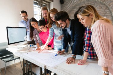 Ofiste tartışan genç çekici Mimarlar resmini