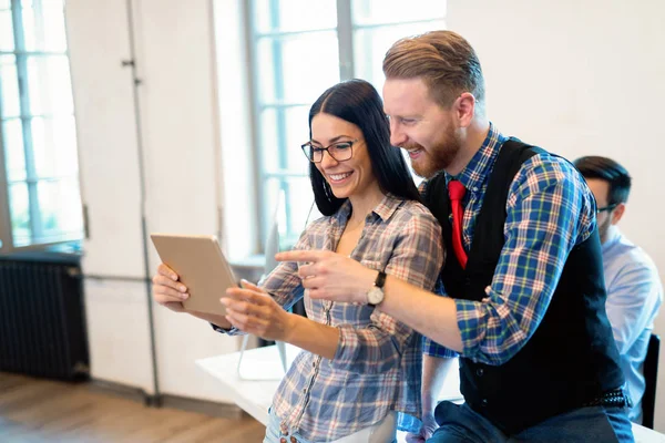 Grupo Jóvenes Arquitectos Que Utilizan Tableta Digital Oficina — Foto de Stock