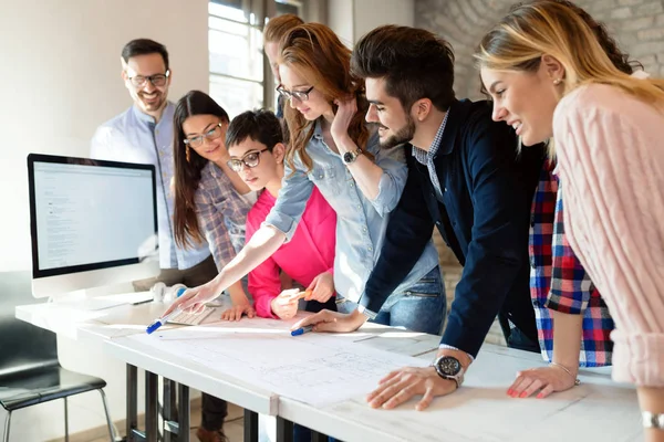 Imagen Jóvenes Arquitectos Atractivos Discutiendo Oficina — Foto de Stock