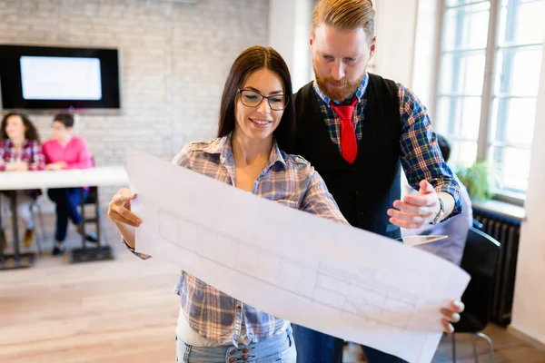 Groep Van Architecten Van Jonge Perspectief Kijken Naar Project Documenten — Stockfoto