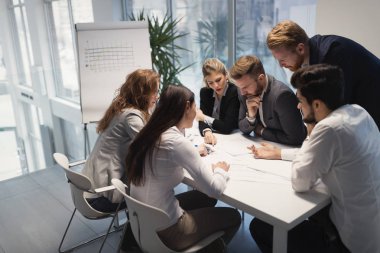 Grup genç Mimarlar proje üzerinde birlikte çalışma