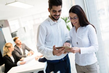 Genç çekici dijital tablet kullanma office meslektaş mimar