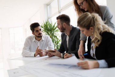 Grup genç Mimarlar proje üzerinde birlikte çalışma