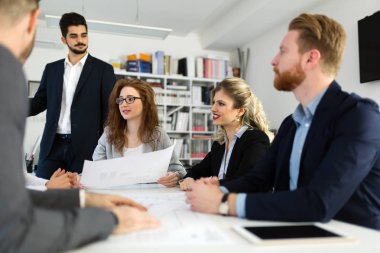 Grup genç Mimarlar proje üzerinde birlikte çalışma