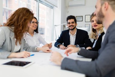 Grup genç Mimarlar proje üzerinde birlikte çalışma