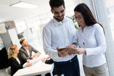 Genç çekici dijital tablet kullanma office meslektaş mimar
