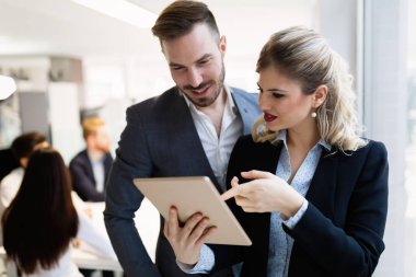 Genç çekici dijital tablet kullanma office meslektaş mimar