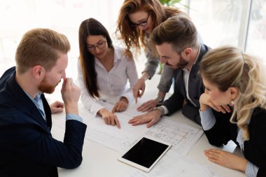 Grup genç Mimarlar proje üzerinde birlikte çalışma