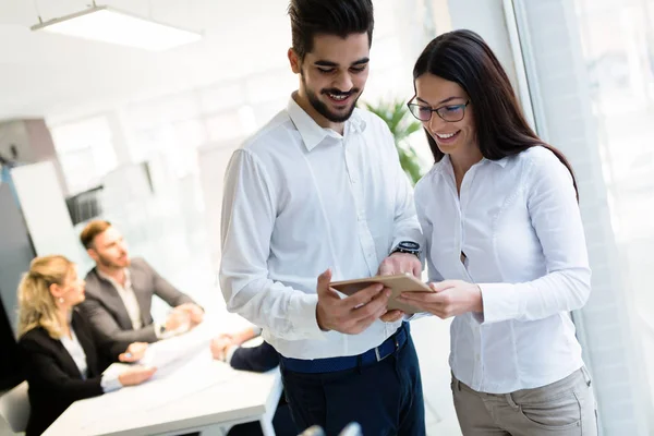 Jóvenes Colegas Arquitectos Atractivos Utilizando Tableta Digital Oficina — Foto de Stock