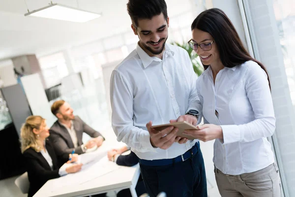 Jovens Colegas Arquitetos Atraentes Usando Tablet Digital Escritório — Fotografia de Stock