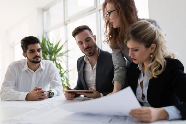 Gruppo Giovani Architetti Che Lavorano Insieme Progetto — Foto Stock