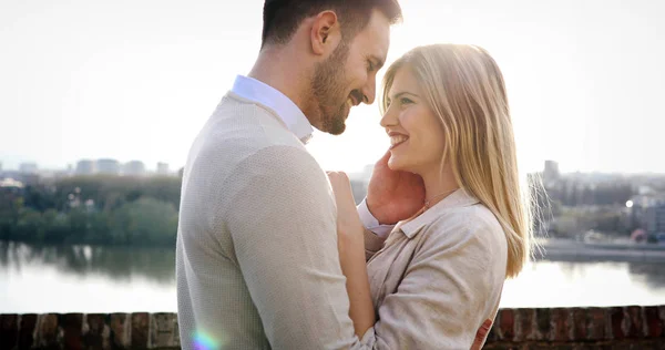 Pareja Romántica Enamorada Besándose Saliendo Atardecer —  Fotos de Stock