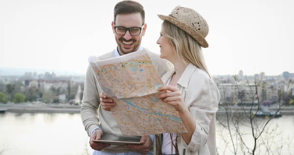 Feliz Casal Turístico Apaixonado Por Mapa Viajando Livre — Fotografia de Stock