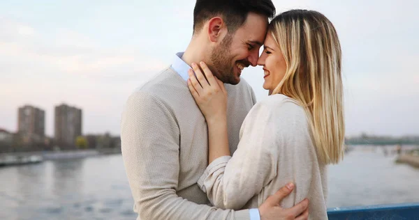 Casal Beijando Namoro Ponte Durante Pôr Sol — Fotografia de Stock