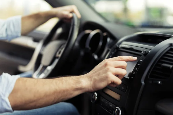 Hombre Que Utiliza Moderno Sistema Navegación Gps Coche Para Viajar —  Fotos de Stock