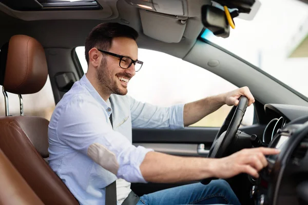 Hombre Que Utiliza Moderno Sistema Navegación Gps Coche Para Viajar — Foto de Stock