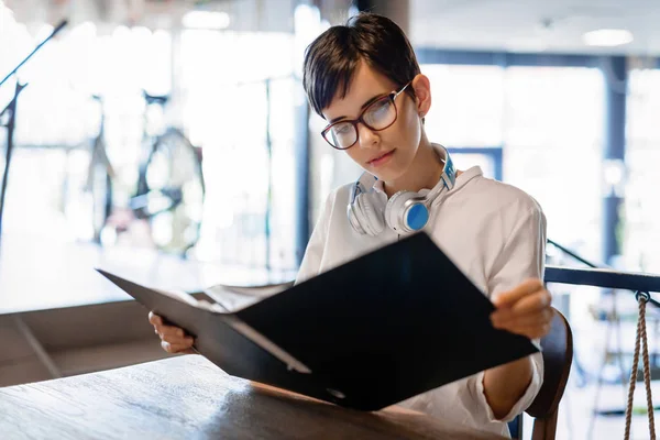 Ung Vacker Student Som Förbereder För Examen — Stockfoto