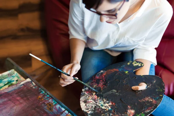 Yaratıcı dalgın Sanat Okulu ressam resim projede çalışan