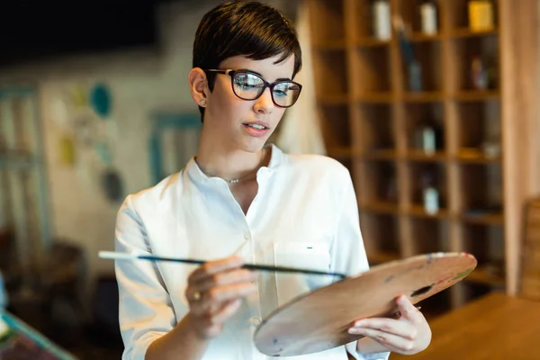 Kreativer Nachdenklicher Kunstschulmaler Arbeitet Malprojekt — Stockfoto