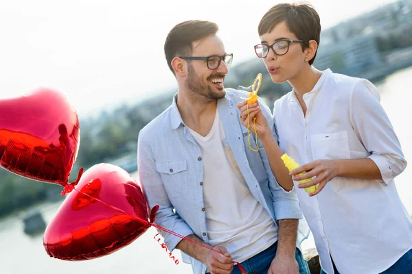 Felice Coppia Innamorata Incontri Sorridente Mentre Soffia Bolle — Foto Stock