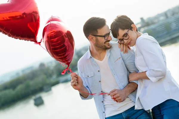 Romantický Pár Lásce Randění Usmívání Západu Slunce Venkovní — Stock fotografie