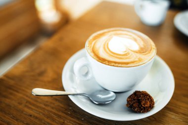 Cafe ahşap masa üzerinde sıcak lezzetli kahve Kupası, Görünümü Kapat