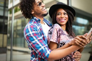 Yaz saati. Kalma ve gülümseyen güzel genç Afrikalı çift. Yaşam tarzı, aşk, flört, tatil kavramı