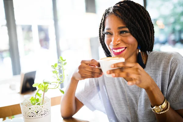 Portret African American Kobieta Relaks Kawiarni Latte — Zdjęcie stockowe