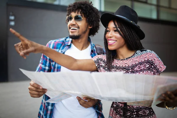 Feliz Joven Africano Pareja Viajeros Sosteniendo Mapa Las Manos —  Fotos de Stock