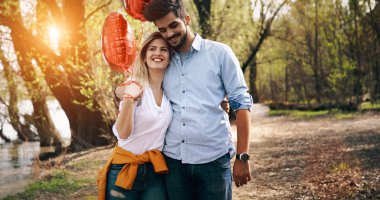 yaz tatili, kutlama ve kavram - mutlu çift renkli balonlar ile tanışma