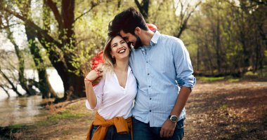 Adam ayakta ve doğum günü hediyesi olarak beyaz sürpriz hediye kutusu arkasından tutarak