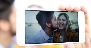 Eğleniyor ve bir selfie alarak mutlu genç Çift