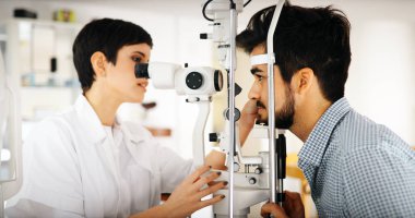 Hasta veya optometrist veya görme yeteneği inceleyerek gözlükçü slit lamba müşteride
