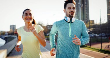 Güneşli günde dışında çalışan genç çekici ve neşeli Çift