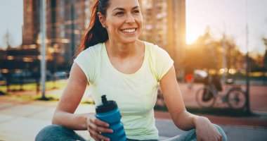 Güzel sporcumuz jogger günbatımı onun run yapmak