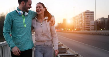 Güneşli günde dışında çalışan genç çekici ve neşeli Çift