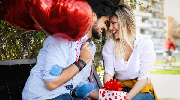 Immagine Coppia Romantica All Esterno Con Palloncini — Foto Stock