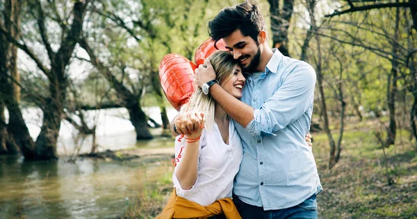 Zomervakantie Viering Dating Concept Gelukkige Paar Met Kleurrijke Ballonnen — Stockfoto