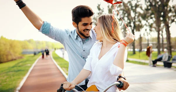 Belo Casal Apaixonado Andar Bicicleta Cidade Namoro — Fotografia de Stock