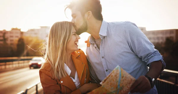 Gelukkig Toeristen Reizen Glimlachen Terwijl Sightseeing — Stockfoto