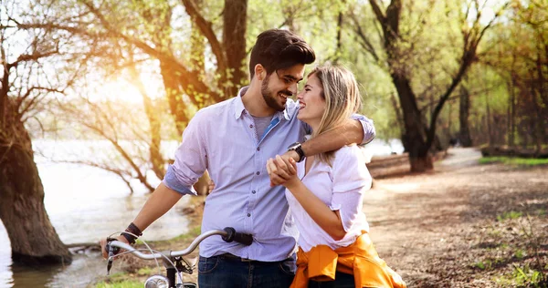 Joven Hermosa Pareja Citas Mientras Monta Bicicletas Ciudad —  Fotos de Stock