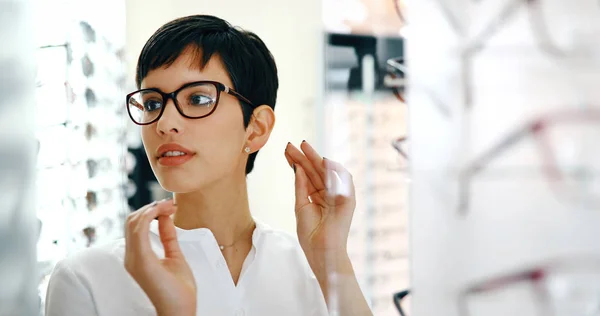 健康护理 视力和视觉概念 幸福的美丽女人选择眼镜光学商店 — 图库照片