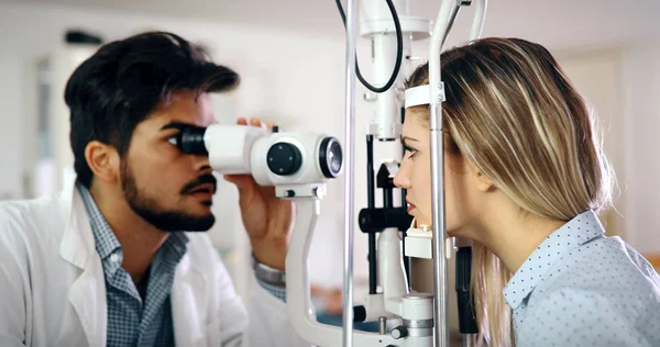 Optometrista Examinando Paciente Clínica Oftalmológica Con Equipo Profesional —  Fotos de Stock